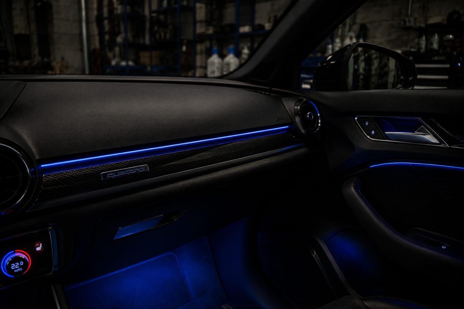 Ambient lighting in blauw over dashboard en portier van een Audi